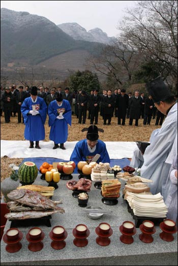 황철곤 마산시장이 제례를 올리고 있다. 